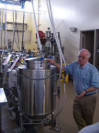 Charlie Bamforth giving a tour of UC Davis brewing facility.